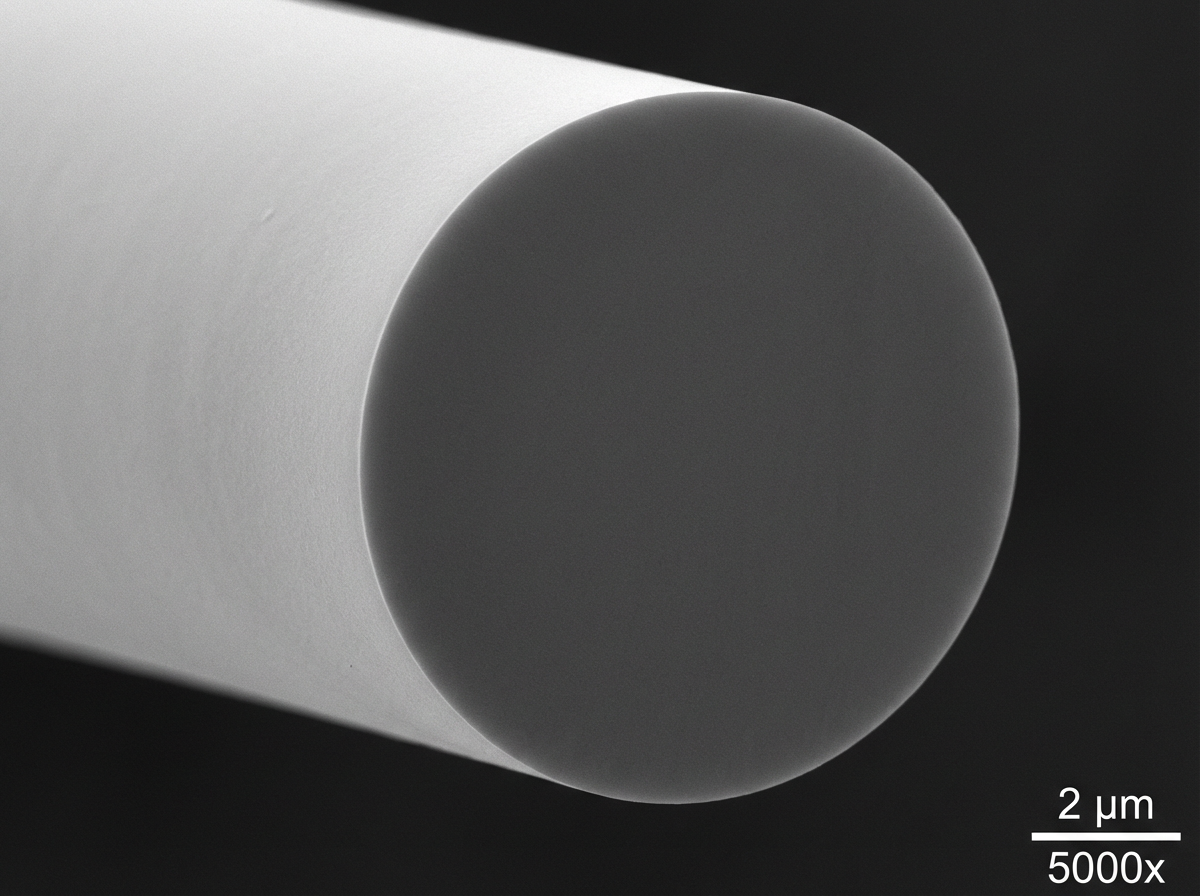 Przekrój okrągły mikrofibry – SEM – mikrofibra: gładki przekrój